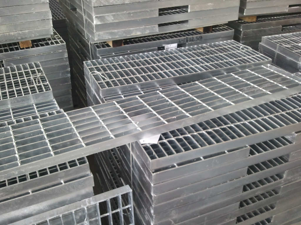 公司要大量钢格板现货出售，需要的请联系