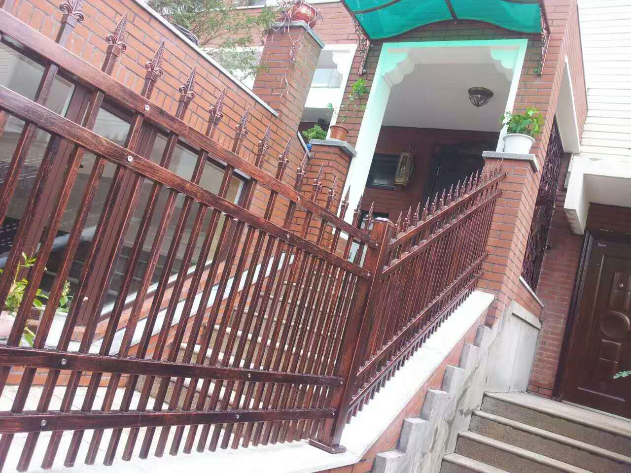 华晨锌钢护栏厂家 专业生产锌钢围栏、阳台栏杆、百叶窗、楼梯等材料