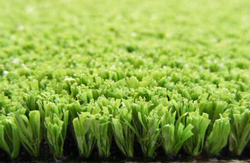 操场铺设人工草，运动厂家直销人造短草，网球场高密度塑料假草