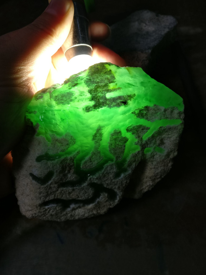 瑞丽市鑫劦飞翡翠原石OX181莫西沙场口，玻璃种睹石，带阳绿