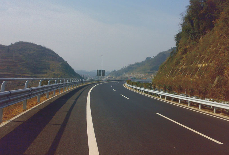 波形护栏厂家 qtjtgs 贵州黔通交通公司供应各类波形护栏一级二级道路