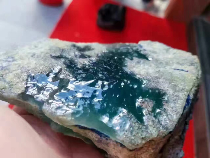 瑞丽市鑫劦飞翡翠珠宝年代OX187莫西沙场口玻璃种翡翠原石