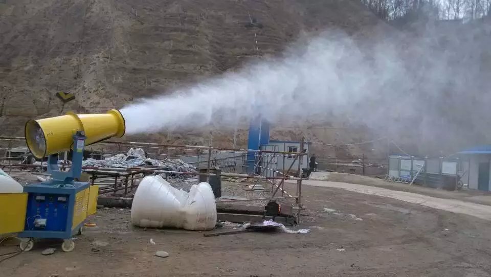 这是我公司非常**的一款降尘喷雾机，图为在工地现拍摄的正在使用中的喷雾效果图