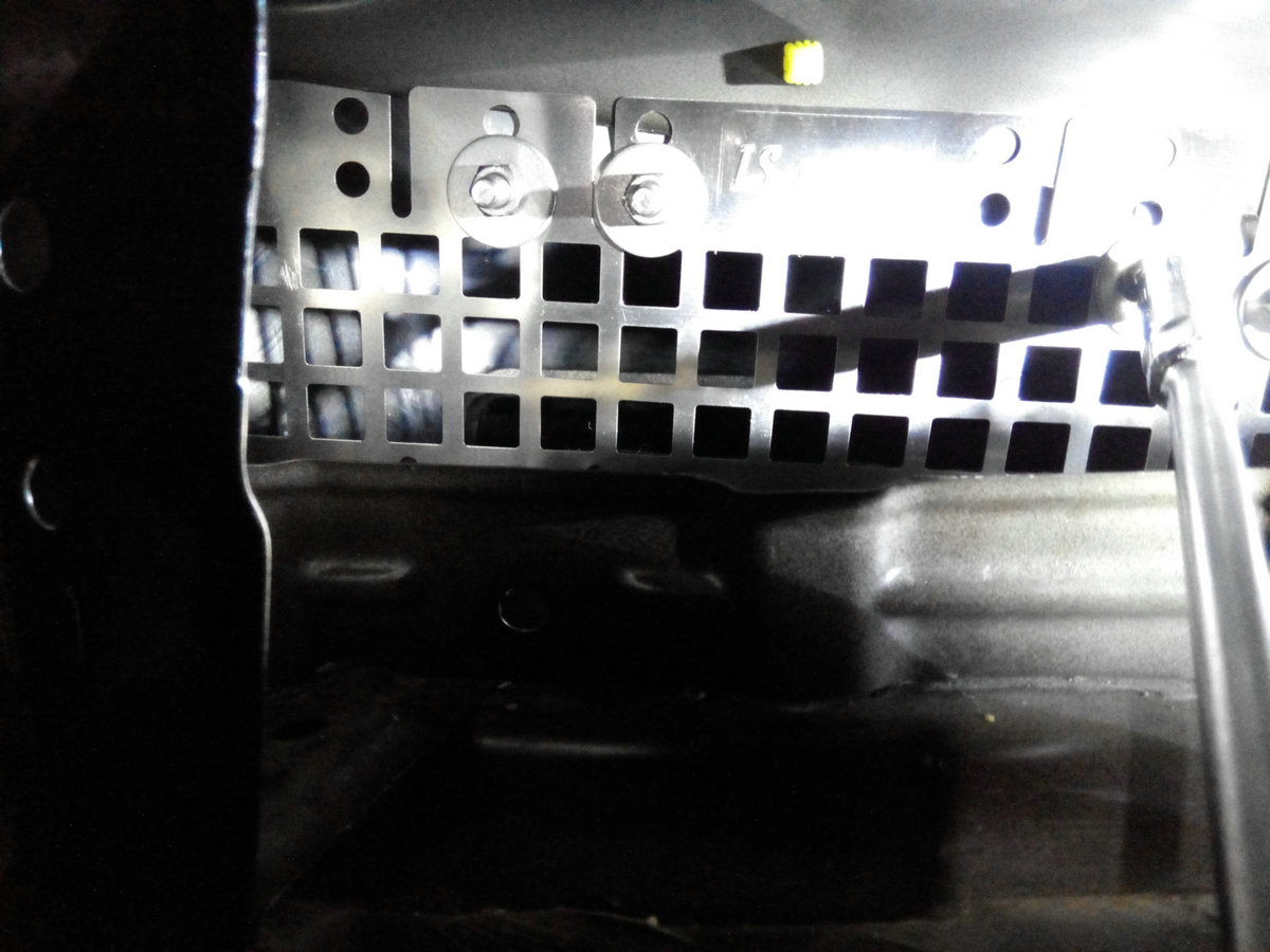 老沙正品不锈钢汽车防鼠网凌派汽车防鼠网 安装于空调外循环进风口,阻挡老鼠进空滤进驾驶室.