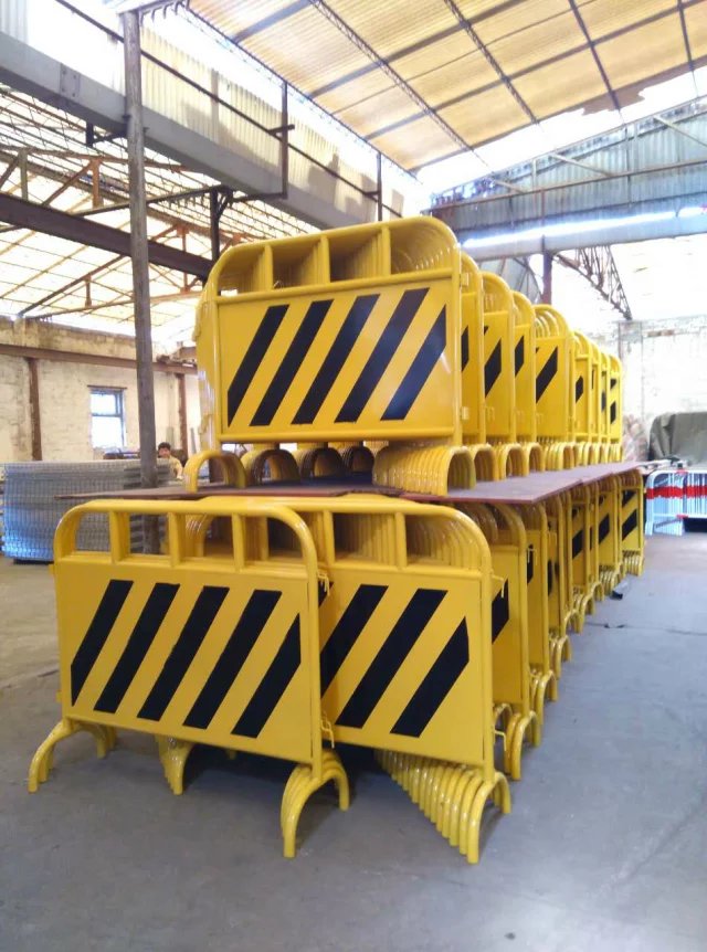 广州市厂家专业生产基坑护栏电梯井口门铁马