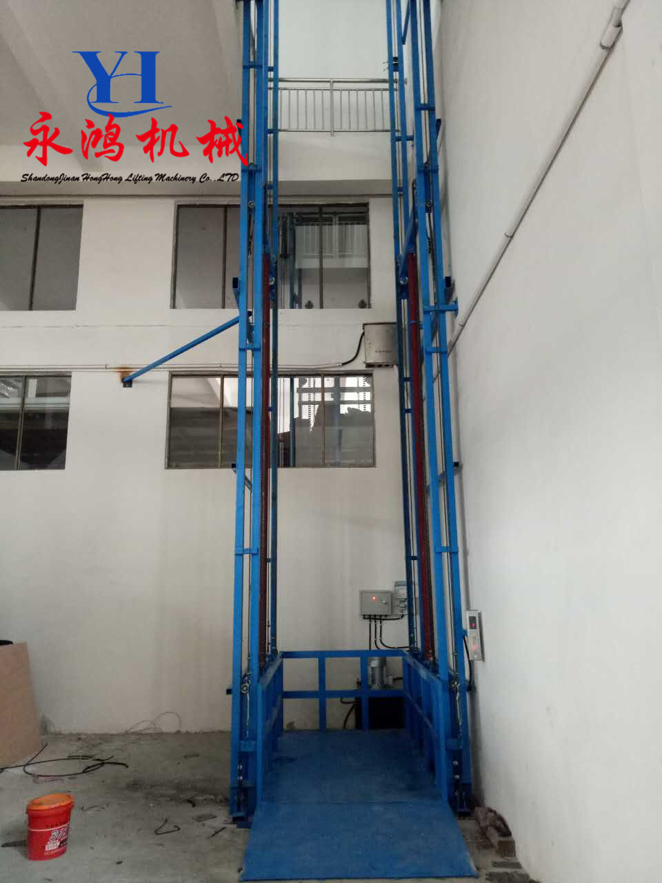 生产厂家定制西宁用固定式家用简易升降货梯，电动液压式垂直升降机