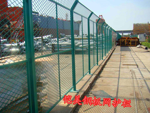 武汉铁路护栏网 防护栏_高铁隔离栅_方管立柱护栏网
