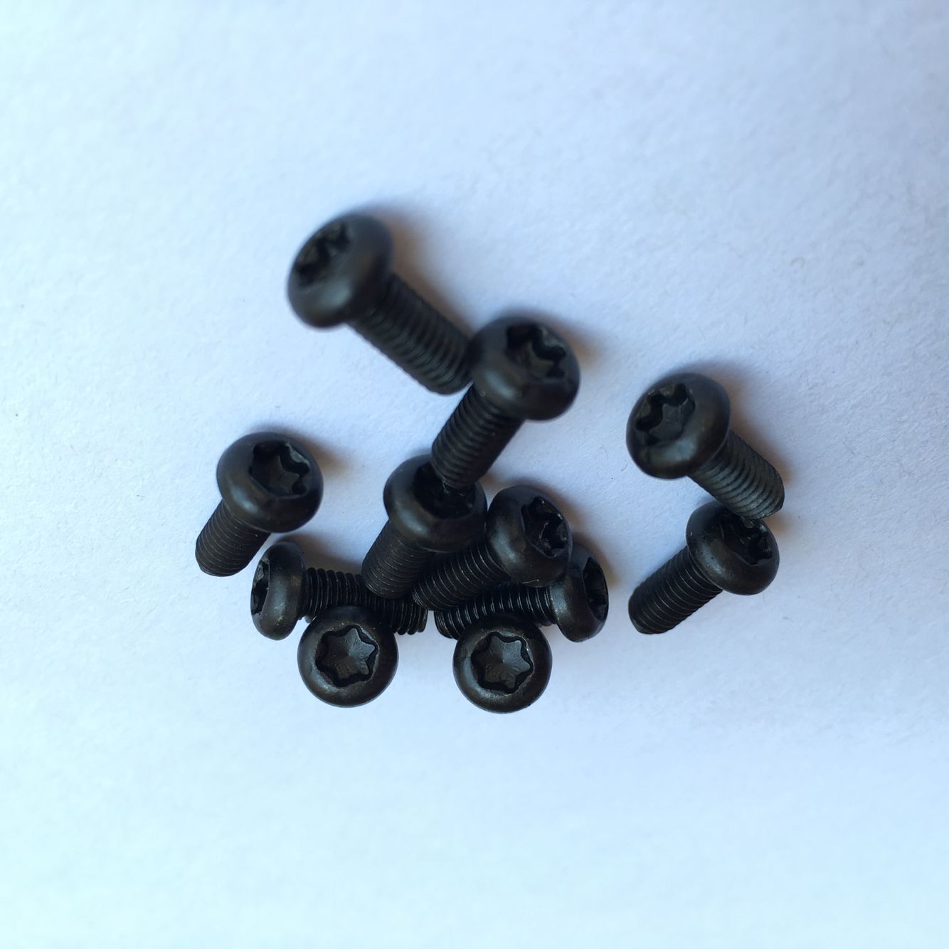 304黑色不锈钢梅花螺丝，GB2672圆头梅花螺丝，不锈钢发黑LED螺丝，高盐雾耐腐蚀黑锌螺丝