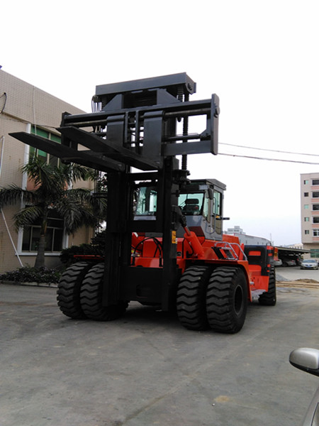 华南重工36吨内燃平衡重叉车顺利通过泉州市科技重点计划项目验收