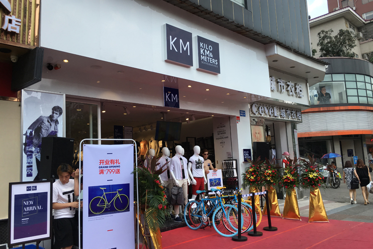 KM服装连锁店货架批发 KM服装店货架厂