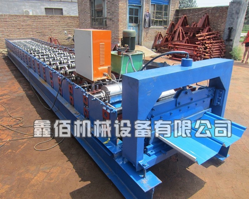 鑫佰机械750横挂板彩钢瓦设备