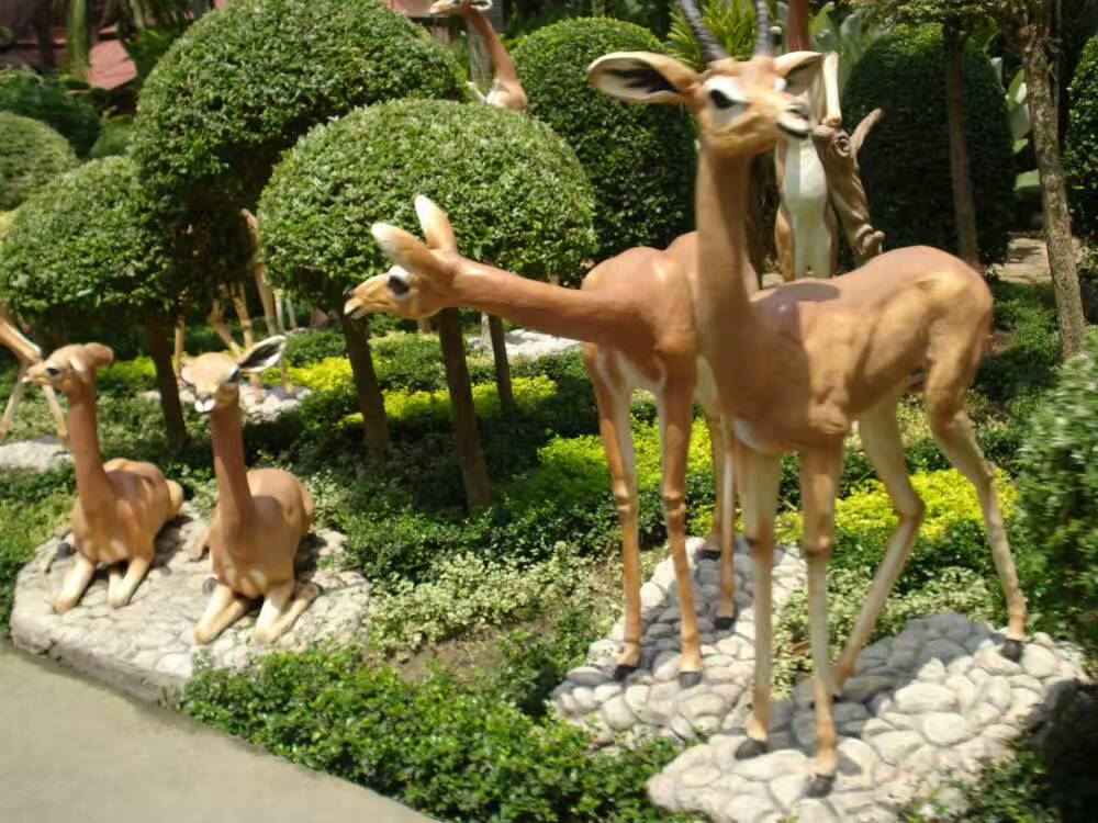 东莞原著雕塑厂家订制仿真动物雕塑公园建筑家居摆件