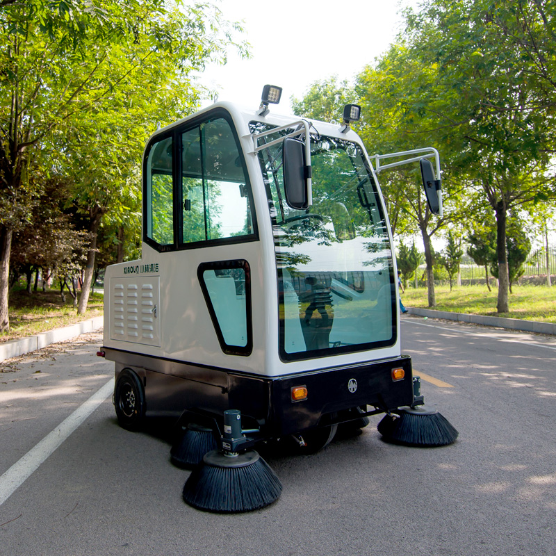 小林牌XLS-1900型驾驶式电动扫地车是一款高效的道路清扫设备，适用于环卫、物业、校园、广场、医院等场所 电动扫地车 电动清扫车 电动扫路车 电动扫地机 电动扫路机