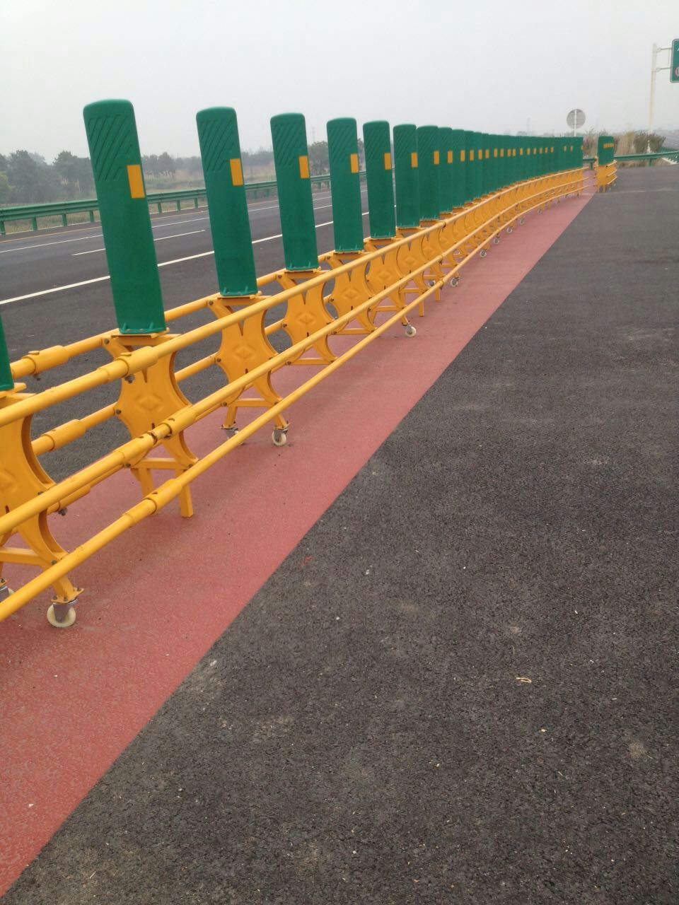 安平厂家现货供应高速公路伸缩活动护栏、移动折叠护栏
