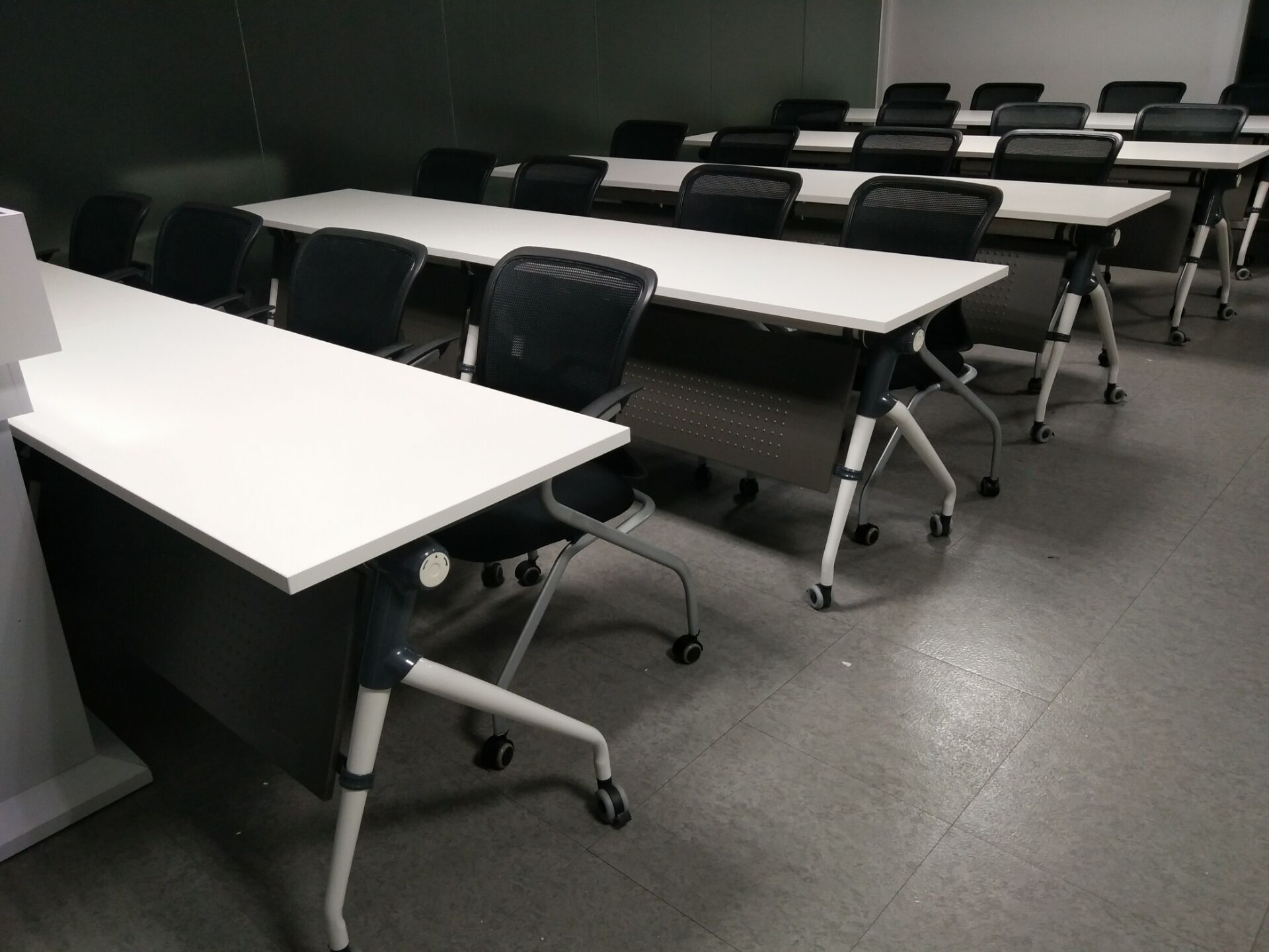 高档螺旋式折叠培训桌 职员会议培训桌长条翻板桌 多功能折叠桌批发