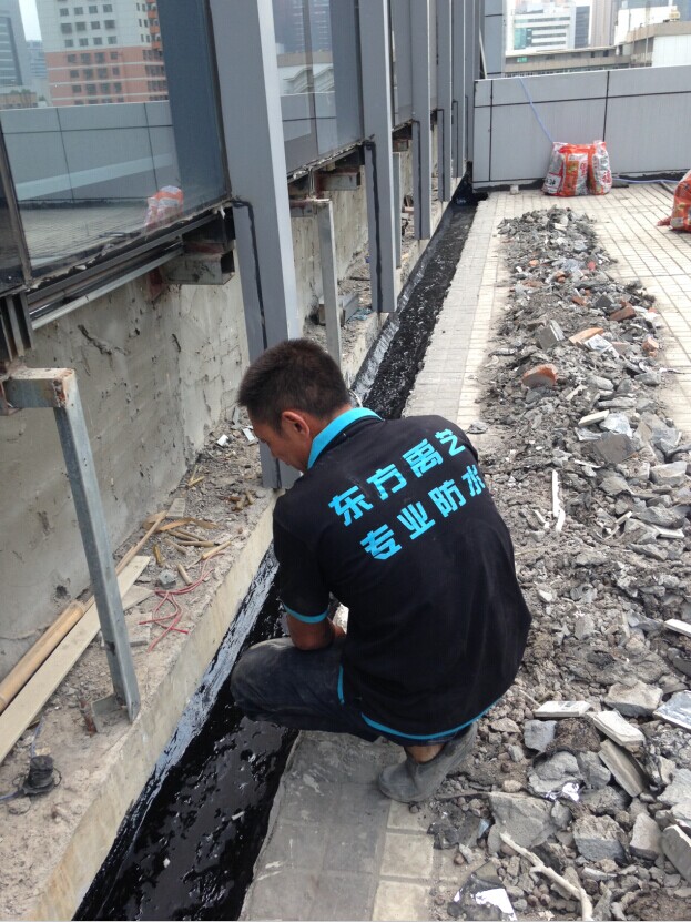 深圳24h解决窗户渗水到墙面上 海岸城高层外墙外窗防水补漏 罗湖天台漏水到客厅