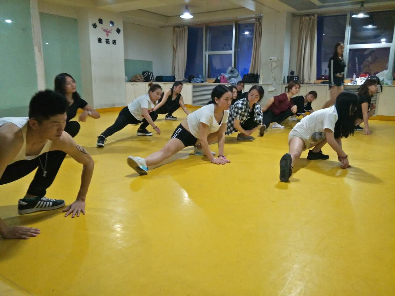 西安学爵士舞东郊华翎舞蹈学校舞蹈培训舞蹈健身