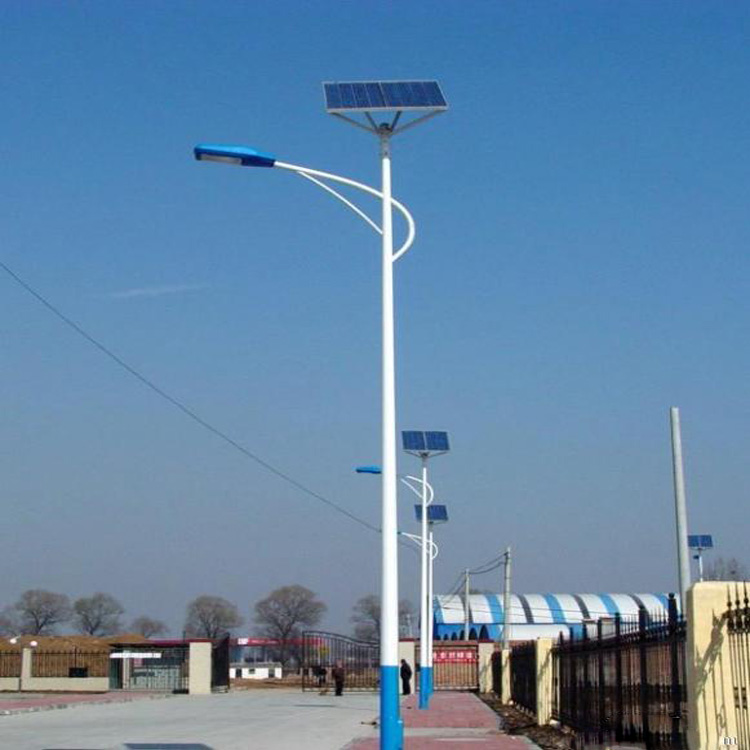 厂家直销 山东烟台新农村改造定制款5米6米7米灯杆30w光源太阳能路灯