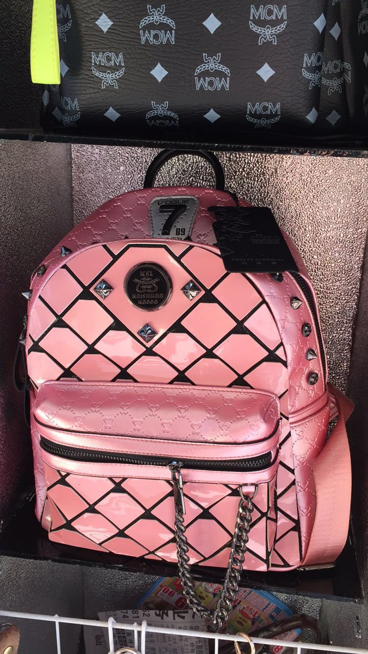 粉色时尚款包包