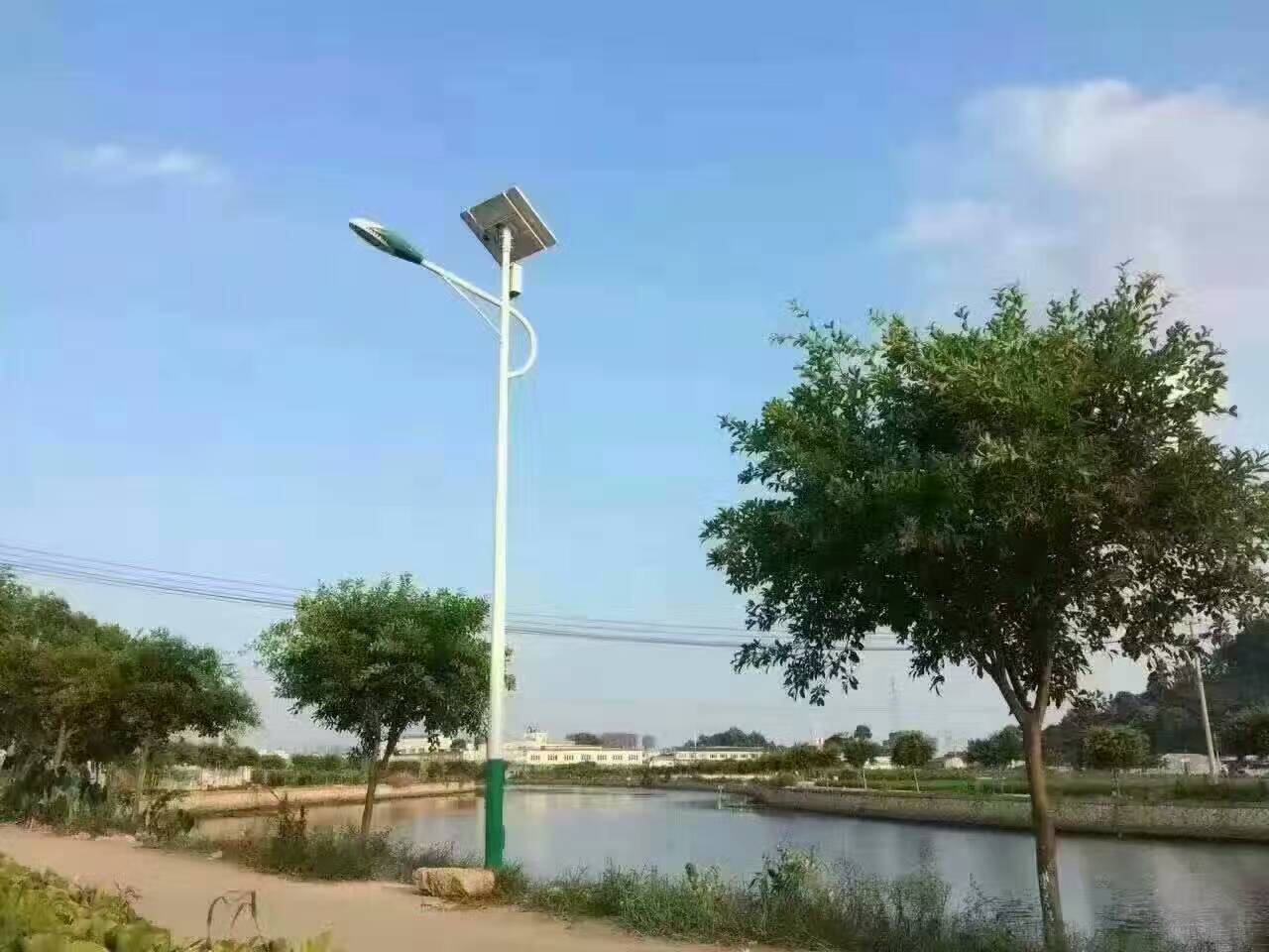 供应荆州5米6米7米30瓦太阳能路灯/扬州太阳能路灯厂