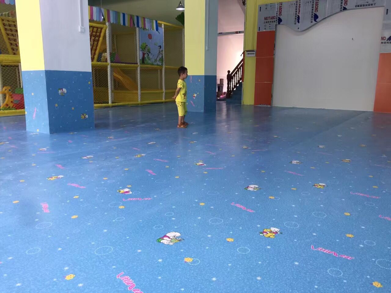 幼儿园**胶地板
