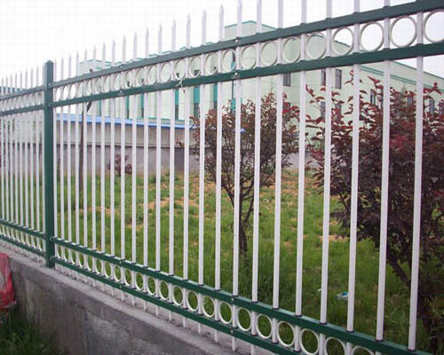 云浮市高中学校锌钢护栏围墙，防爬铁艺护栏生产厂家