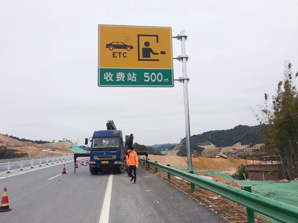 交通设施厂家定制生产悬臂式交通标志牌道路指示牌