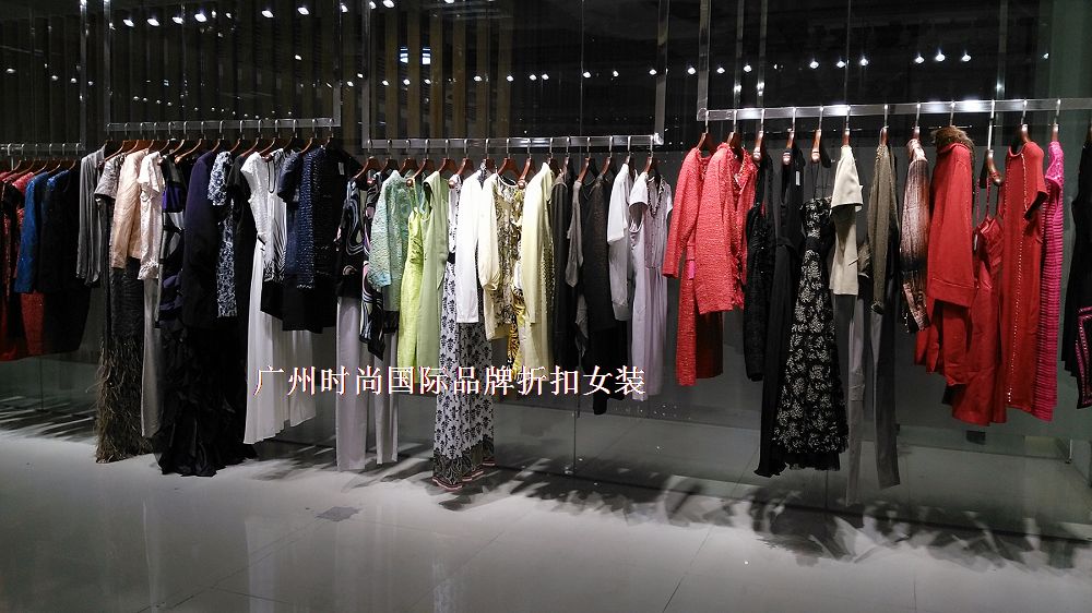 广州时尚国际到大量*奢侈品牌马天奴 阿丹娜 品牌折扣女装大量供应