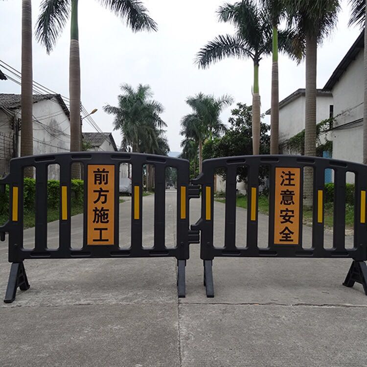 黑色塑料护栏前方施工注意安全塑料铁马隔离栏交通安全设施类
