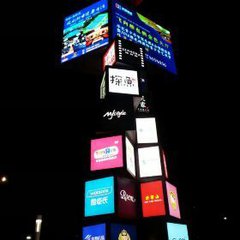 商业广场 大型灯柱 32/34寸壁挂液晶广告机拼接 厂家直销