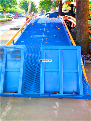 供应江西湖南6-10吨移动式登车桥 冷库粮库牵引车上车搭板