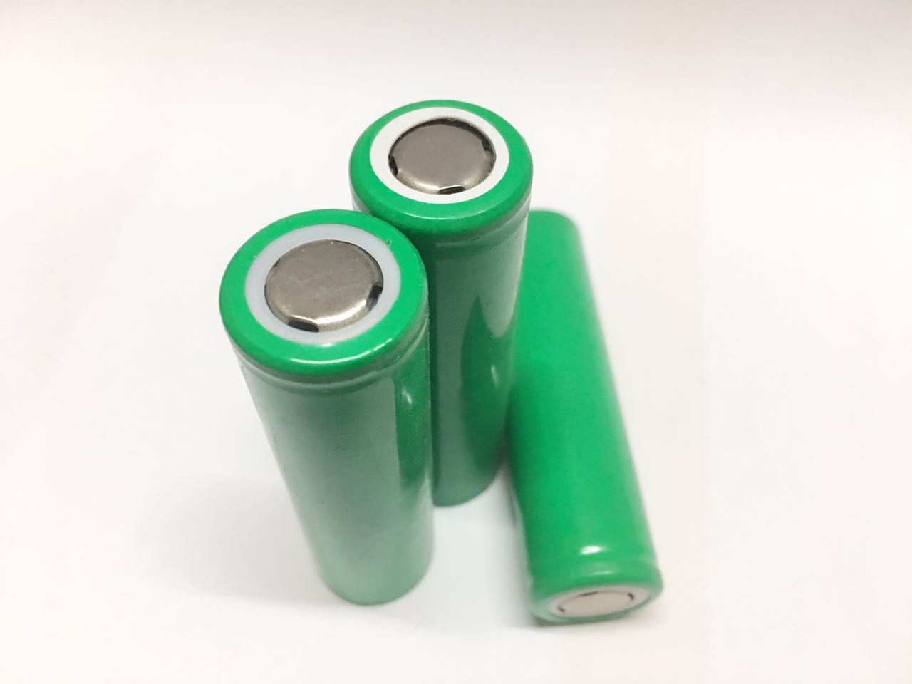 厂家直销供应全新A品18650锂电池足容2400mah锂电池环保防爆阀充电电池 适用充电宝