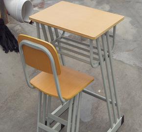 板式培训桌 钢木课桌椅学生课桌椅厂家送货