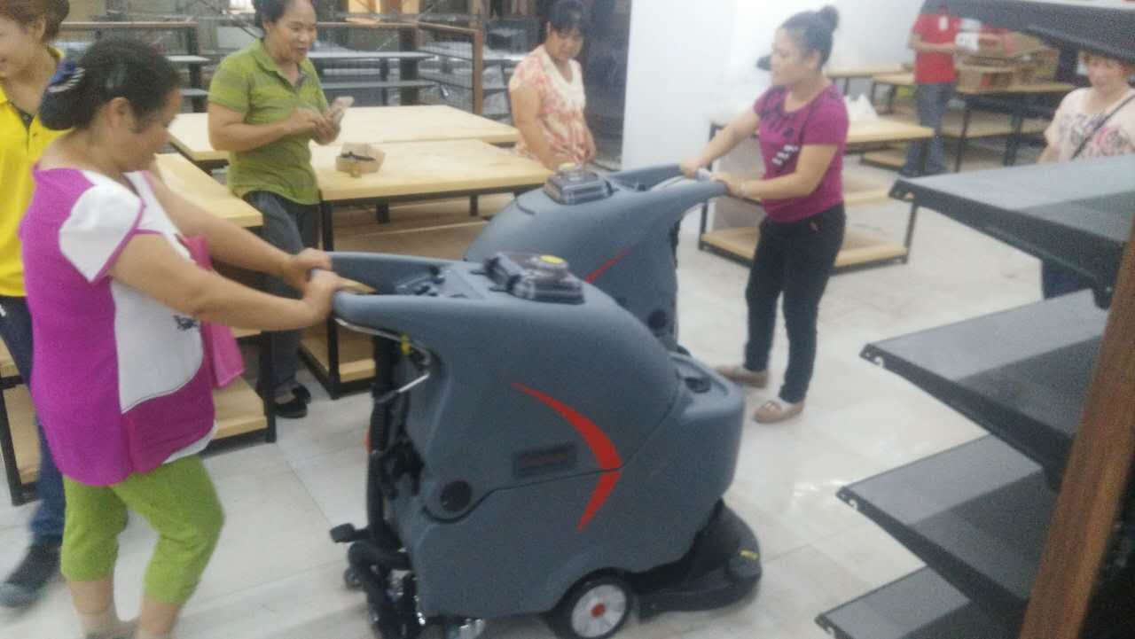 广西手推式洗地机进驻柳州商城投入使用