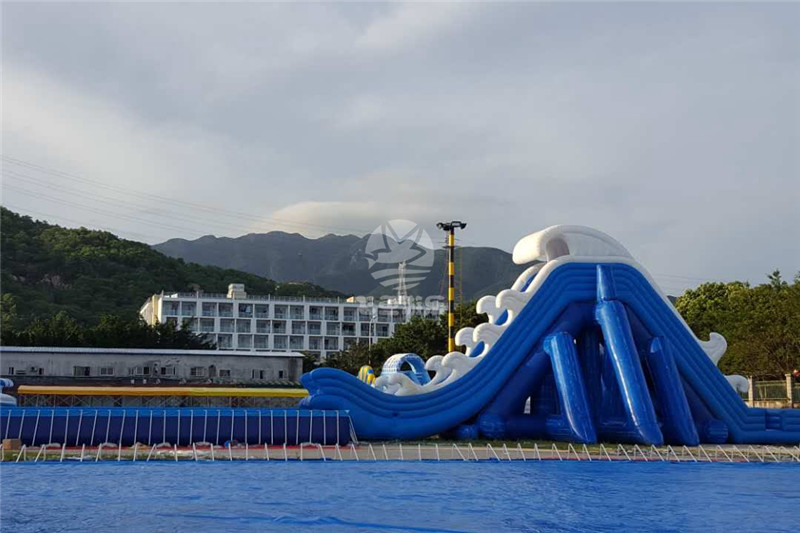 广州市飞鱼游乐充气飞人水滑梯大型飞人充气滑梯 水上乐园冲浪充气滑梯游乐设备