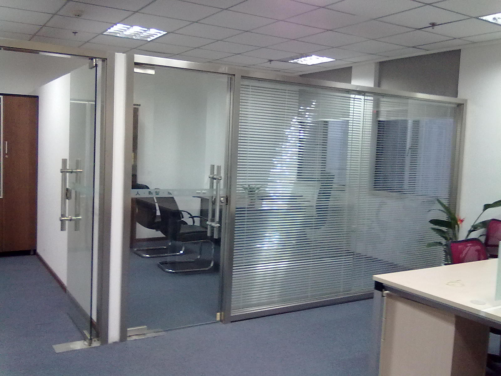 滕州办公室装修有什么样的玻璃办公隔断