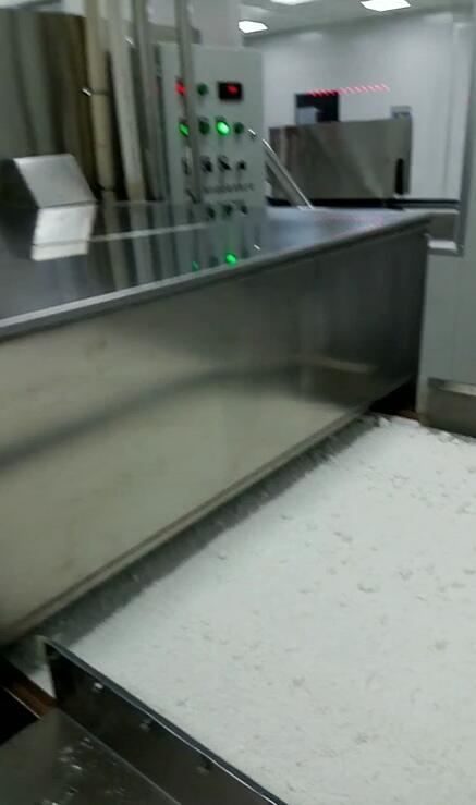 鸡精颗粒烘干机是用微波设备加工的