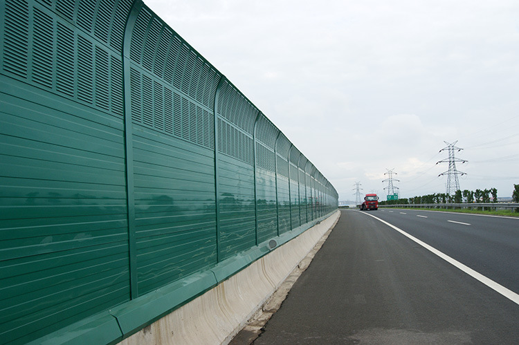 河北隔音板 公路声屏障 小区隔音墙 降噪系数25db日发厂家直销