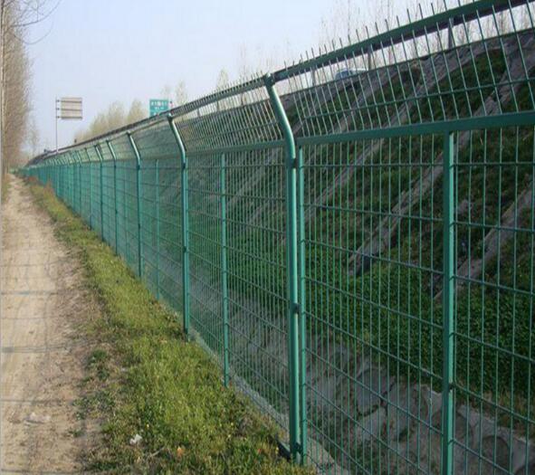 厂家热销高速公路护栏网 折弯防护网 护栏网现货 框架隔离网规格