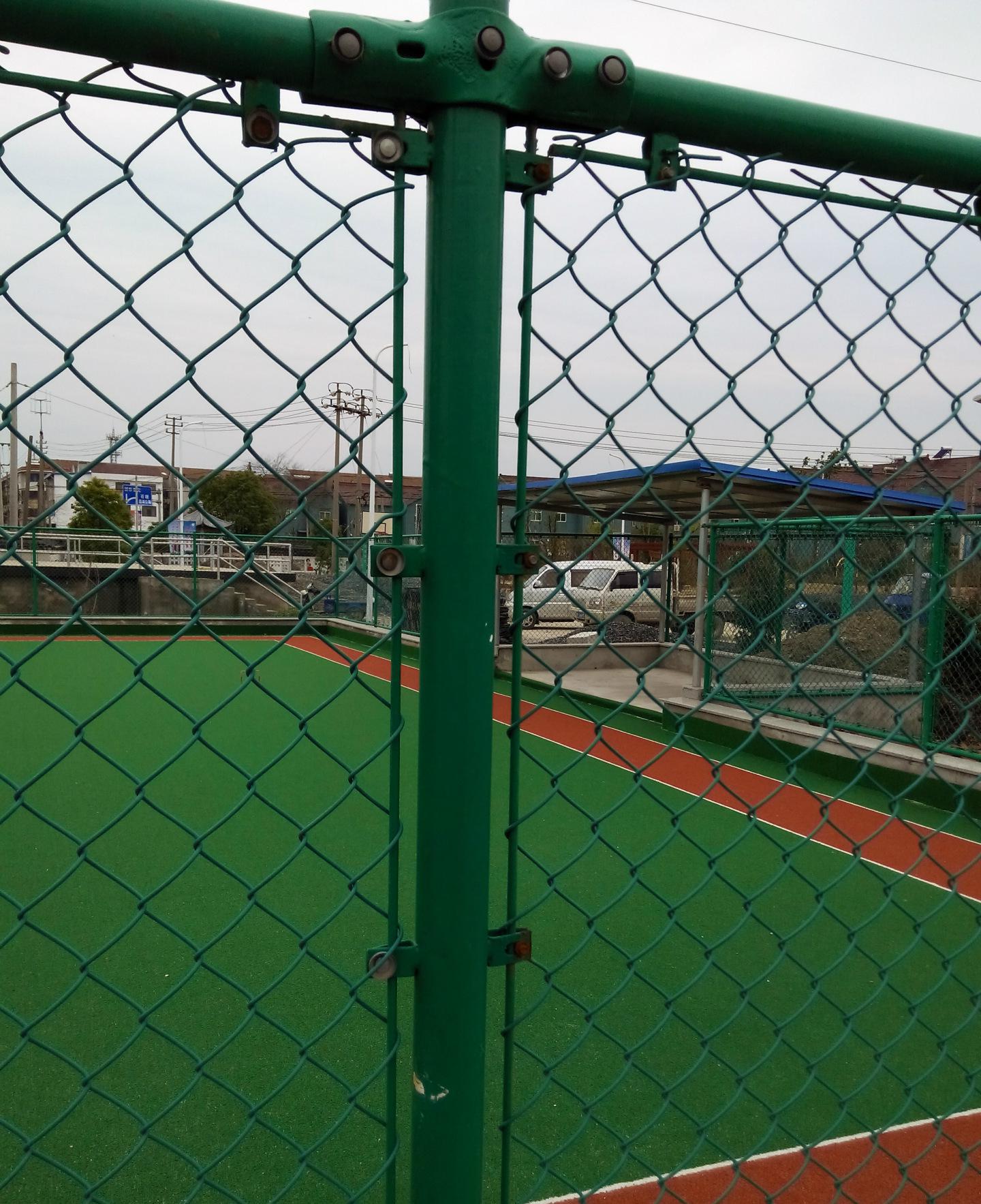 铁丝围栏网批发直销￥球场包塑网围栏安装￥浸塑防护网栏供销价格