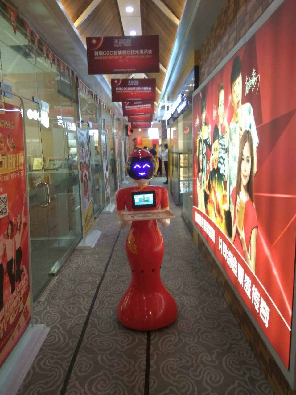 卡伊瓦智能中国红送餐机器人全国租赁厂家直销