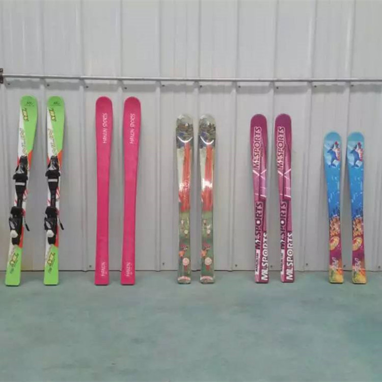 初级板滑雪初学者使用的滑雪板曼琳滑雪板生产厂家