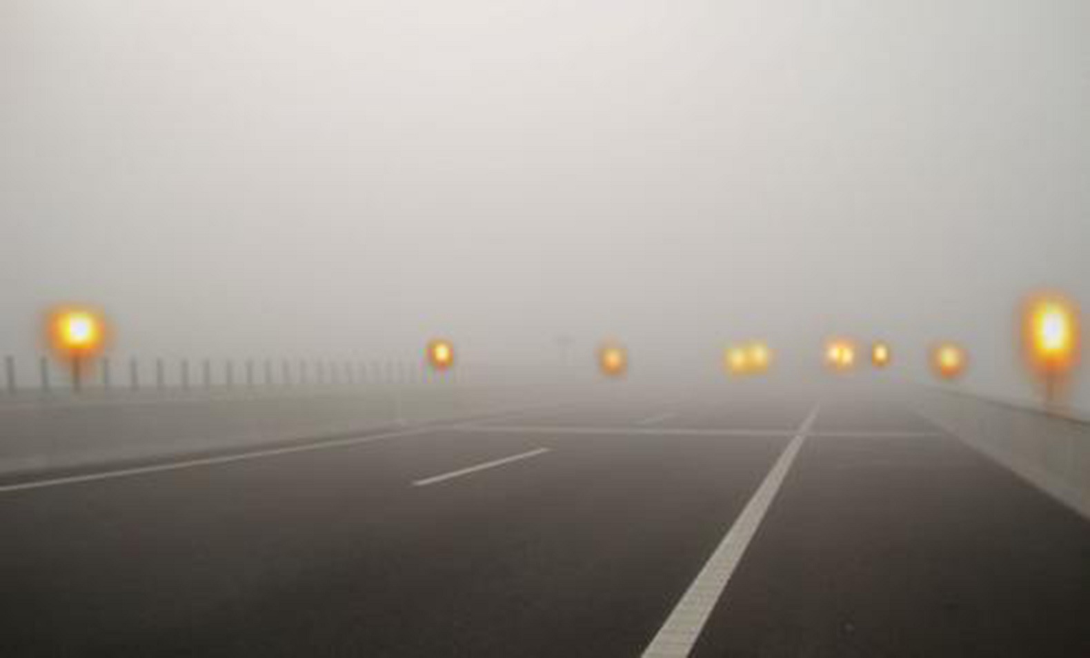 高速公路智能边缘诱导标，雾灯，雾区诱导防撞预警系统
