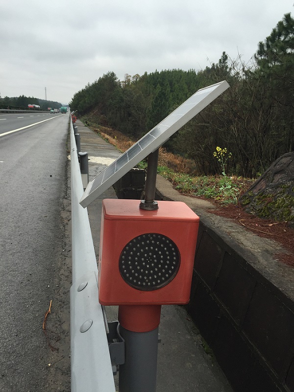 高速公路智能雾灯，边缘诱导标，雾区诱导防撞系统
