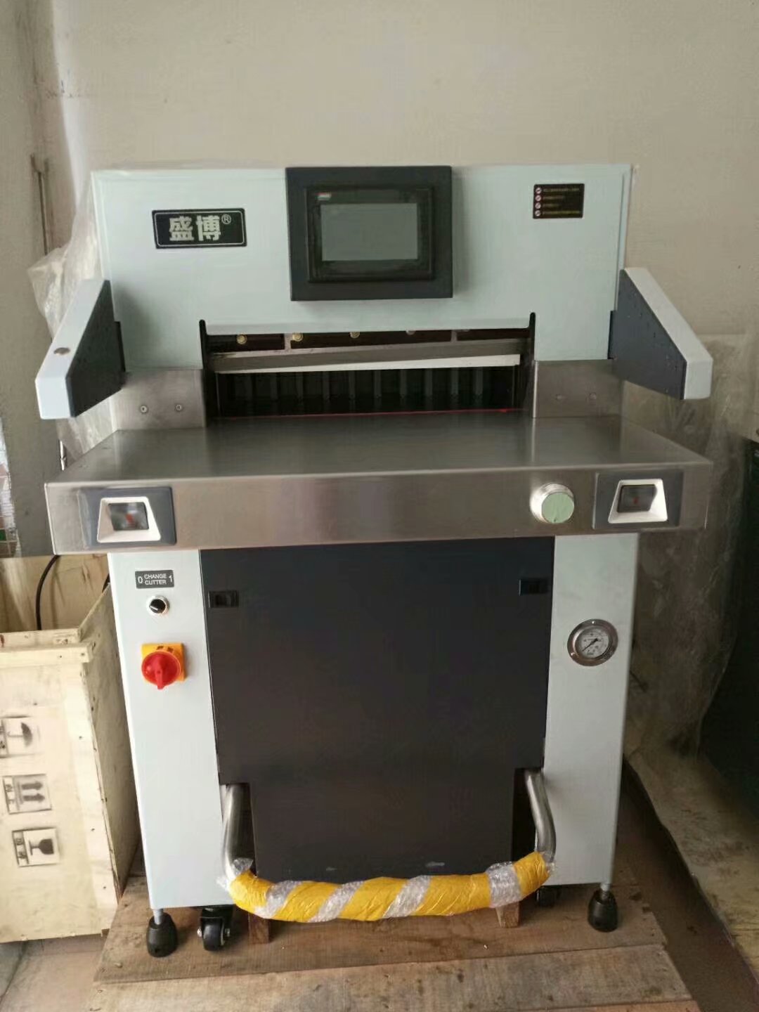 广州深圳520液压切纸机重型裁纸机带脚踩压纸