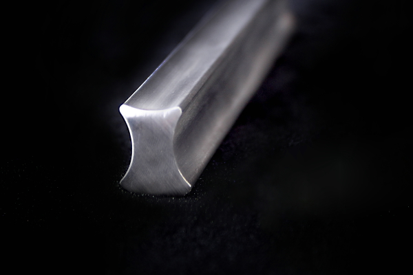 定制华新丽华303异型钢表面粗糙度大钢厂原材料可定制