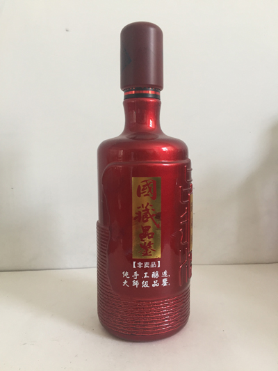 厂家直销高白料白酒瓶玻璃三人炫酒瓶喷涂烤花瓶配套高档防伪瓶盖