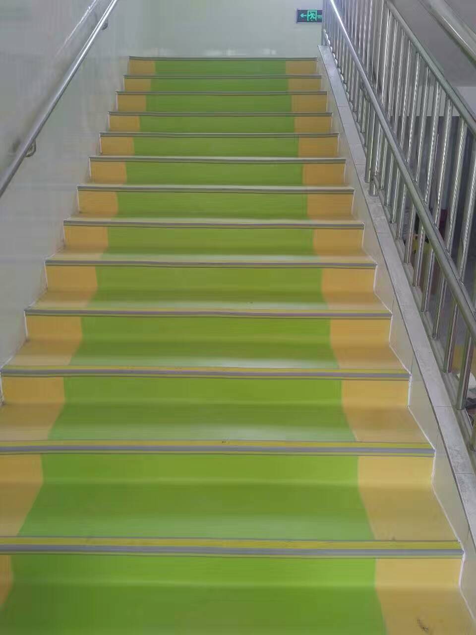 厂家供应幼儿园橡胶楼梯踏步楼梯医院防滑踏步条安装
