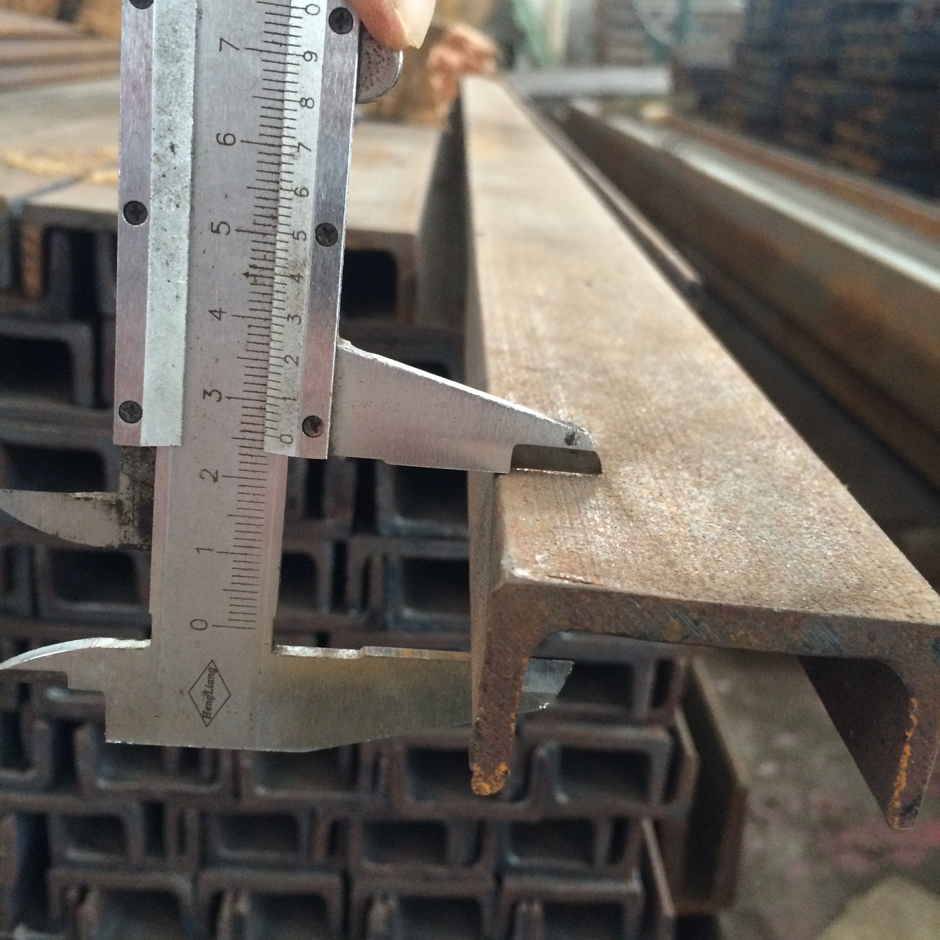 直腿日标槽钢与斜腿日标槽钢的区别，日标槽钢价格是多少，日标槽钢的规格有那些，可以买到日标槽钢