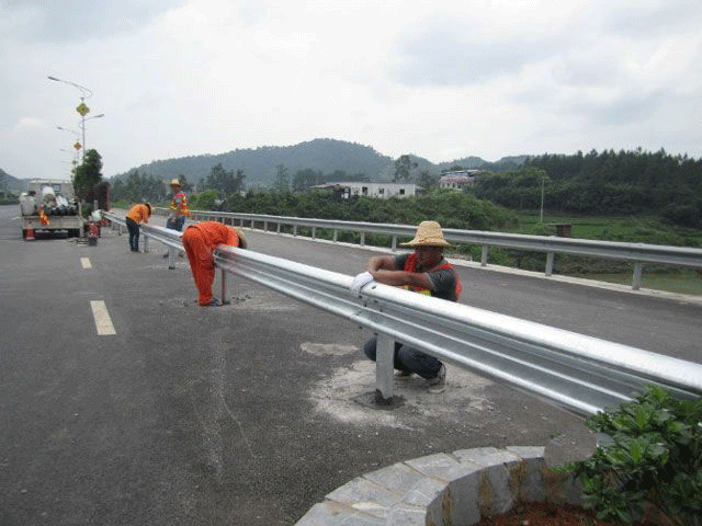 宁波勃强建筑安装公司专业安装波形护栏公路防撞护栏板